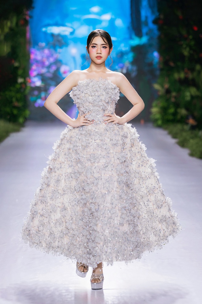 Người mẫu Mina Lê nhận được nhiều lời khen khi trình diễn thời trang- Ảnh 4. Người mẫu Mina Lê nhận được nhiều lời khen khi trình diễn thời trang- Ảnh 4.