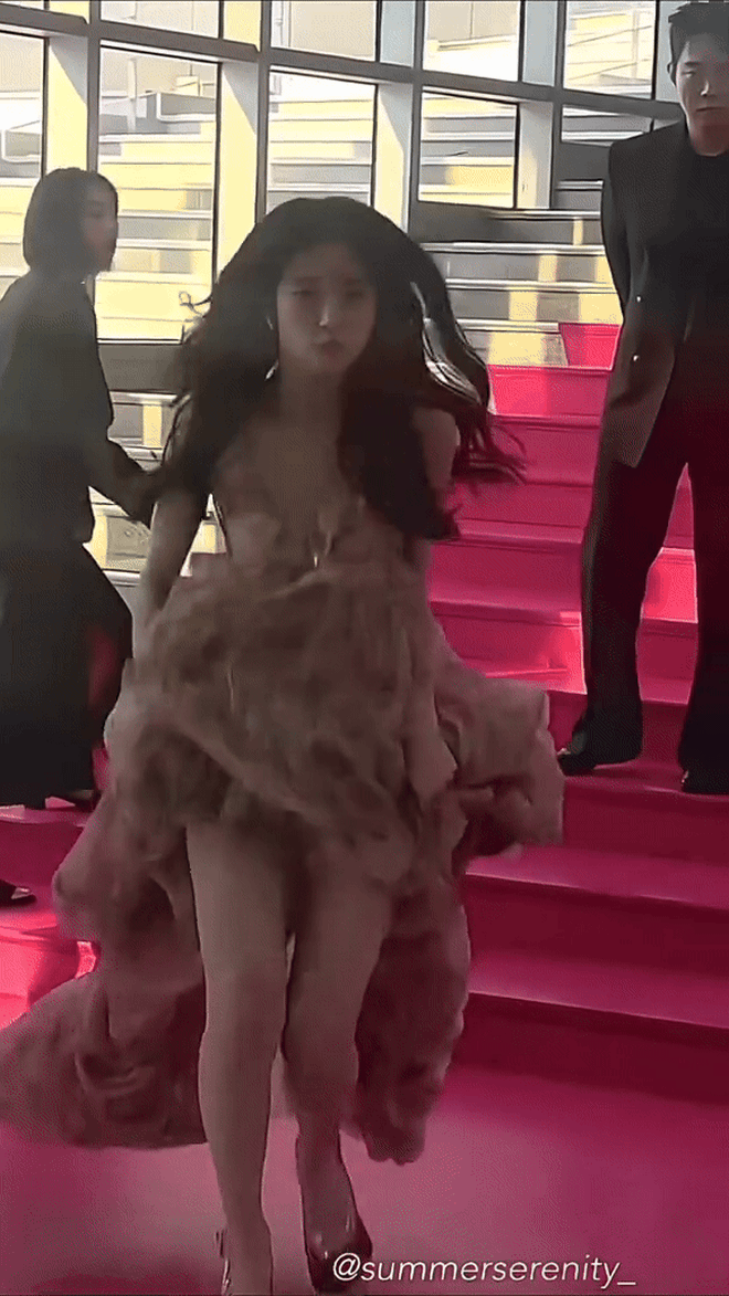ezgif-4b0d931572874c-1754125095000420676572.gif