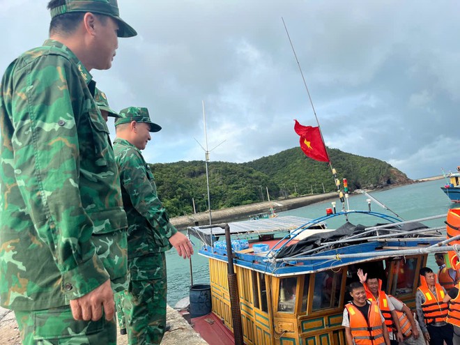 Bộ đội Biên phòng Đảo Trần tổ chức chia tay 10 ngư dân gặp nạn do chìm tàu trên biển- Ảnh 3.