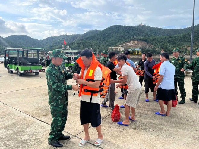 Bộ đội Biên phòng Đảo Trần tổ chức chia tay 10 ngư dân gặp nạn do chìm tàu trên biển- Ảnh 4.