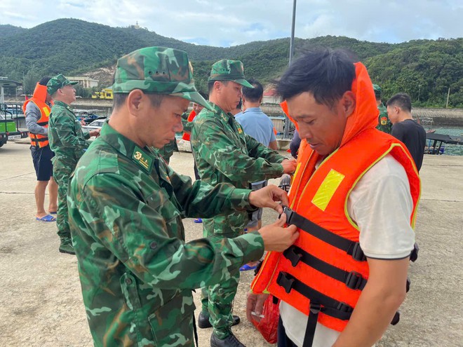 Bộ đội Biên phòng Đảo Trần tổ chức chia tay 10 ngư dân gặp nạn do chìm tàu trên biển- Ảnh 5.