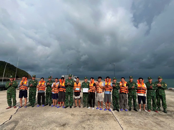 Bộ đội Biên phòng Đảo Trần tổ chức chia tay 10 ngư dân gặp nạn do chìm tàu trên biển- Ảnh 6.