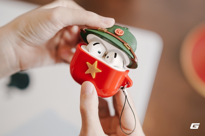 Trên tay ốp AirPods "nón cối - cờ đỏ sao vàng" cực hot kỷ niệm 80 năm Quốc khánh 2/9: Có tiền chưa chắc đã mua được!- Ảnh 5.