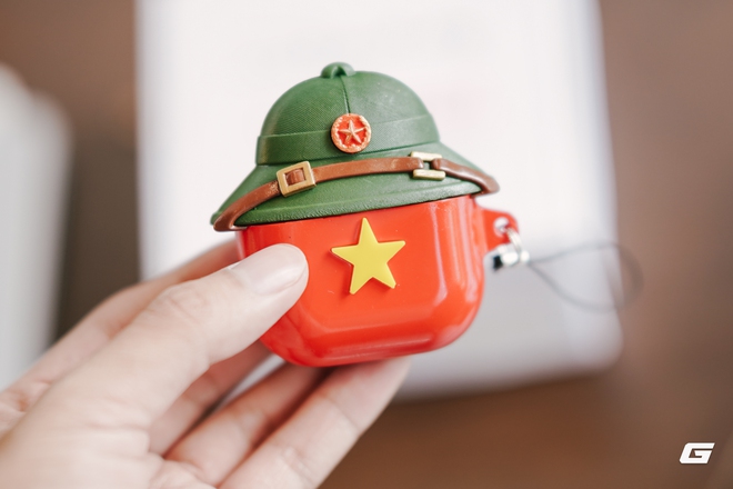 Trên tay ốp AirPods "nón cối - cờ đỏ sao vàng" cực hot kỷ niệm 80 năm Quốc khánh 2/9: Có tiền chưa chắc đã mua được!- Ảnh 6.