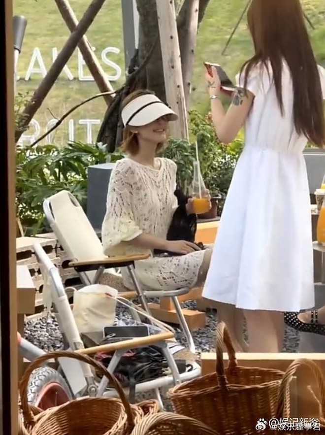 Triệu Lộ Tư lần đầu lộ diện sau khi bị xóa sổ: "Da bọc xương" đáng ngại, có thái độ khác lạ gây chú ý- Ảnh 4.
