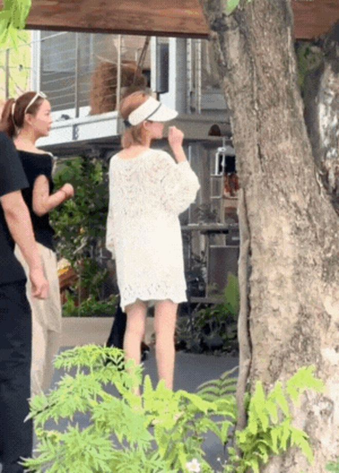 Triệu Lộ Tư lần đầu lộ diện sau khi bị xóa sổ: "Da bọc xương" đáng ngại, có thái độ khác lạ gây chú ý- Ảnh 2.