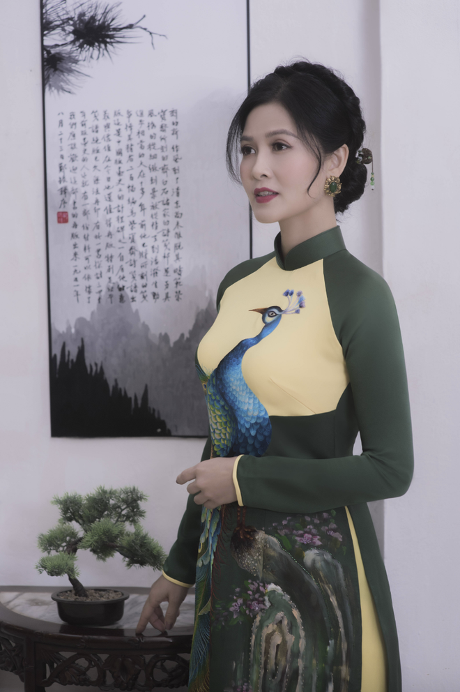 Nữ diễn viên 47 tuổi mặc áo dài quá đẹp trong Mưa Đỏ, đơn giản nhưng đầy cảm xúc- Ảnh 9. Nữ diễn viên 47 tuổi mặc áo dài quá đẹp trong Mưa Đỏ, đơn giản nhưng đầy cảm xúc- Ảnh 9.
