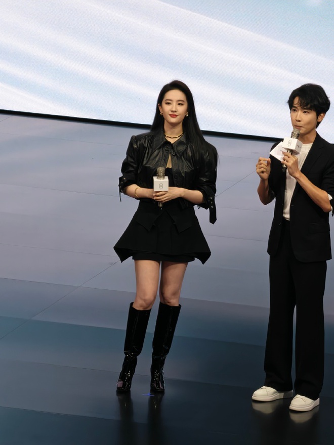 Lưu Diệc Phi lộ diện hậu drama quậy nát Bạch Ngọc Lan: Visual càng soi cận càng thấy khó tin, nửa showbiz có thái độ gây bất ngờ!- Ảnh 10.