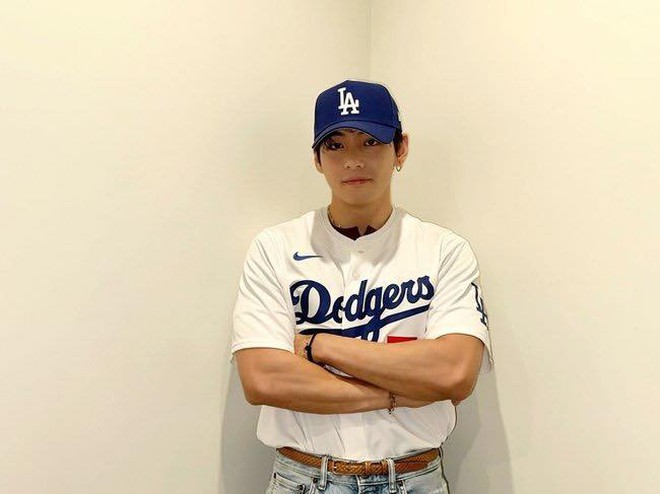 V (BTS) siêu manly, dáng đẹp lại còn ném bóng đỉnh thế này, phong thần bao nhiêu cũng không đủ!- Ảnh 14.