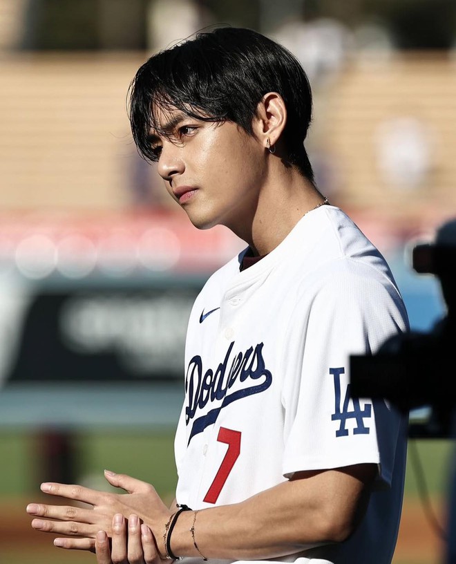 V (BTS) siêu manly, dáng đẹp lại còn ném bóng đỉnh thế này, phong thần bao nhiêu cũng không đủ!- Ảnh 2.