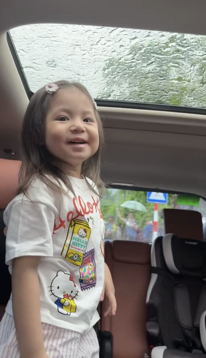 Vlog đi học ngày mưa bão và 1001 câu hỏi vì sao của em bé Pam: Trí tưởng tượng phong phú cỡ này thì chuẩn Gen Alpha rồi!- Ảnh 2. Vlog đi học ngày mưa bão và 1001 câu hỏi vì sao của em bé Pam: Trí tưởng tượng phong phú cỡ này thì chuẩn Gen Alpha rồi!- Ảnh 2.