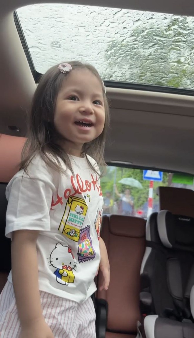 Vlog đi học ngày mưa bão và 1001 câu hỏi vì sao của em bé Pam: Trí tưởng tượng phong phú cỡ này thì chuẩn Gen Alpha rồi!- Ảnh 1. Vlog đi học ngày mưa bão và 1001 câu hỏi vì sao của em bé Pam: Trí tưởng tượng phong phú cỡ này thì chuẩn Gen Alpha rồi!- Ảnh 1.