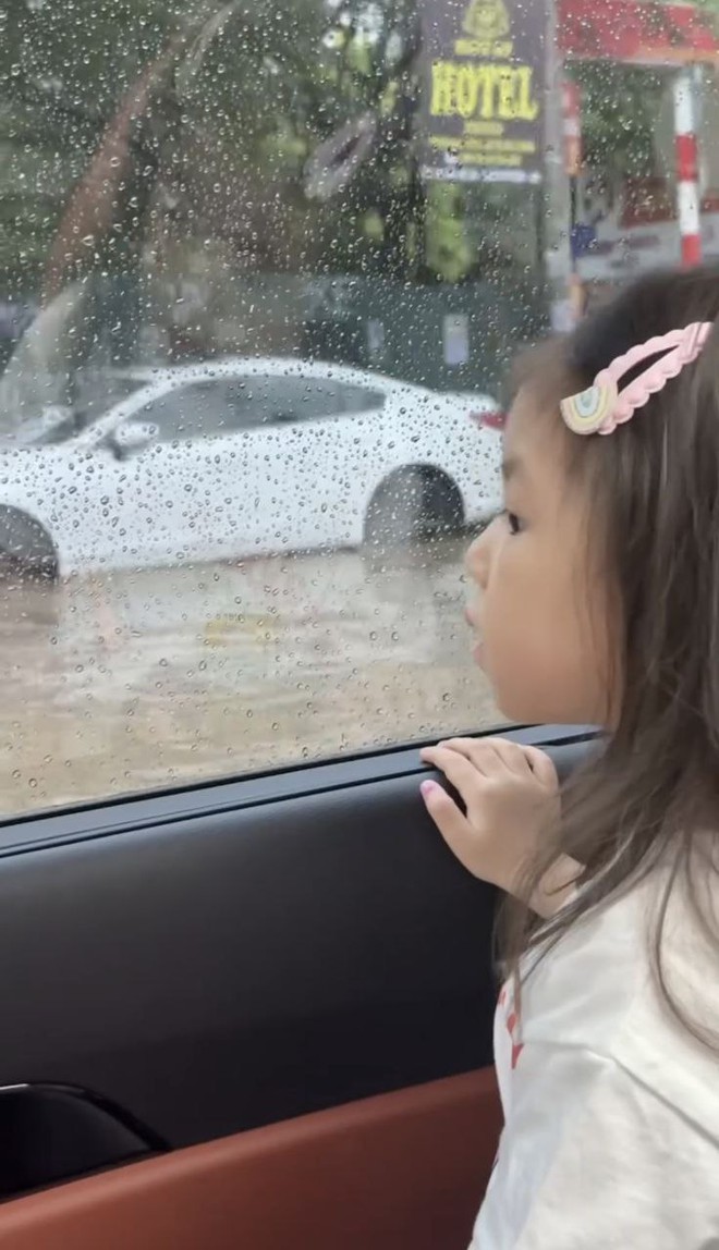 Vlog đi học ngày mưa bão và 1001 câu hỏi vì sao của em bé Pam: Trí tưởng tượng phong phú cỡ này thì chuẩn Gen Alpha rồi!- Ảnh 4. Vlog đi học ngày mưa bão và 1001 câu hỏi vì sao của em bé Pam: Trí tưởng tượng phong phú cỡ này thì chuẩn Gen Alpha rồi!- Ảnh 4.