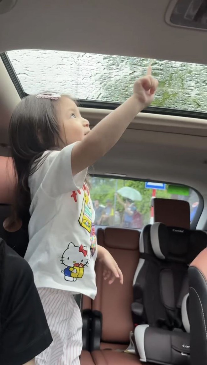 Vlog đi học ngày mưa bão và 1001 câu hỏi vì sao của em bé Pam: Trí tưởng tượng phong phú cỡ này thì chuẩn Gen Alpha rồi!- Ảnh 3. Vlog đi học ngày mưa bão và 1001 câu hỏi vì sao của em bé Pam: Trí tưởng tượng phong phú cỡ này thì chuẩn Gen Alpha rồi!- Ảnh 3.