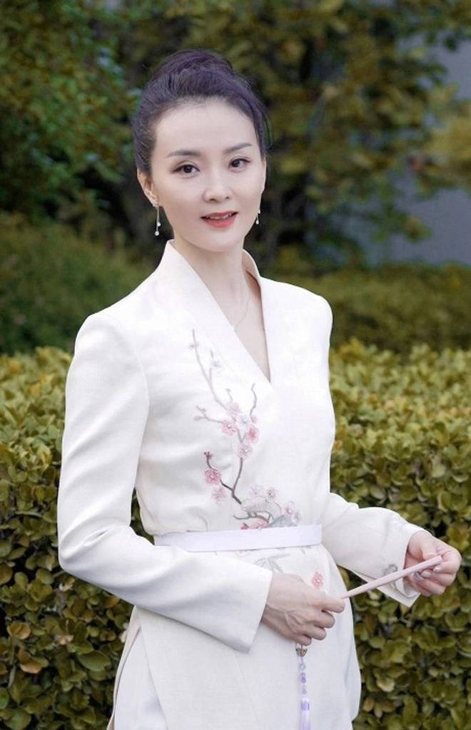 Ai khổ bằng mỹ nhân đẹp nhất Hoàn Châu Cách Cách: Hết bị mẹ chồng coi như người ở, giờ còng lưng trả nợ 4.000 tỷ cho chồng đại gia- Ảnh 4. Ai khổ bằng mỹ nhân đẹp nhất Hoàn Châu Cách Cách: Hết bị mẹ chồng coi như người ở, giờ còng lưng trả nợ 4.000 tỷ cho chồng đại gia- Ảnh 4.