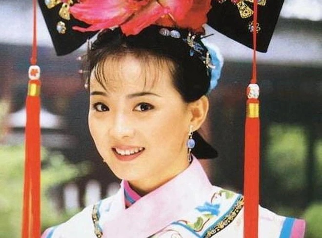 Ai khổ bằng mỹ nhân đẹp nhất Hoàn Châu Cách Cách: Hết bị mẹ chồng coi như người ở, giờ còng lưng trả nợ 4.000 tỷ cho chồng đại gia- Ảnh 3. Ai khổ bằng mỹ nhân đẹp nhất Hoàn Châu Cách Cách: Hết bị mẹ chồng coi như người ở, giờ còng lưng trả nợ 4.000 tỷ cho chồng đại gia- Ảnh 3.