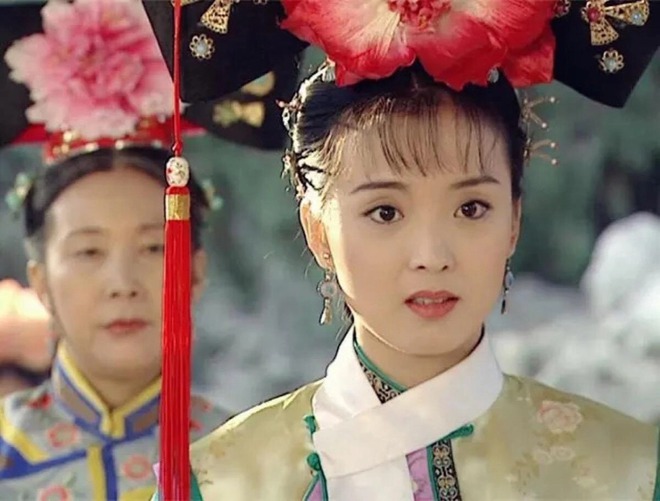 Ai khổ bằng mỹ nhân đẹp nhất Hoàn Châu Cách Cách: Hết bị mẹ chồng coi như người ở, giờ còng lưng trả nợ 4.000 tỷ cho chồng đại gia- Ảnh 2. Ai khổ bằng mỹ nhân đẹp nhất Hoàn Châu Cách Cách: Hết bị mẹ chồng coi như người ở, giờ còng lưng trả nợ 4.000 tỷ cho chồng đại gia- Ảnh 2.