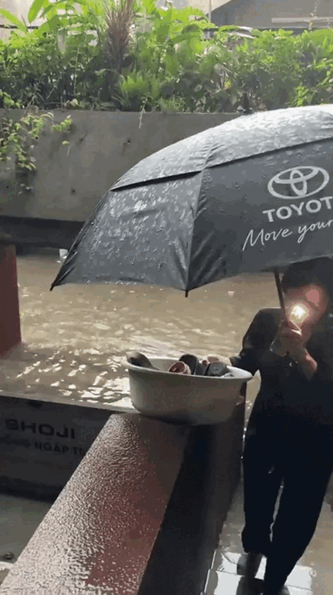 Viral nhất TikTok: Ngôi nhà "bất khả xâm phạm" giữa biển nước Hà Nội nhờ cửa chống ngập 200 triệu, chủ nhà là ông trùm chuỗi Nhậu Tự Do cực hot!- Ảnh 8. Viral nhất TikTok: Ngôi nhà "bất khả xâm phạm" giữa biển nước Hà Nội nhờ cửa chống ngập 200 triệu, chủ nhà là ông trùm chuỗi Nhậu Tự Do cực hot!- Ảnh 8.