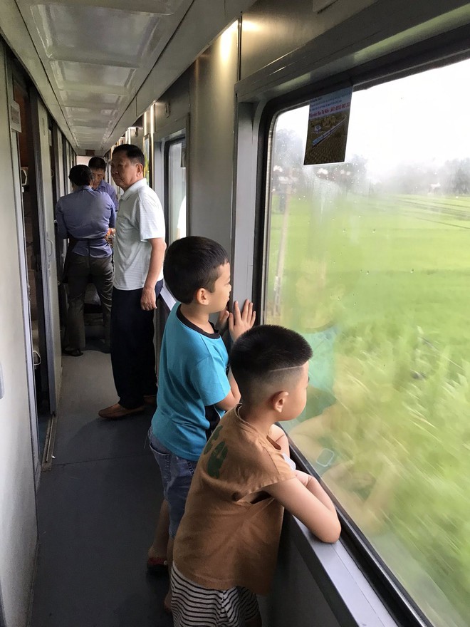 Chuyến xê dịch từ Hà Nội đến Tuy Hòa bằng tàu hỏa của 2 em bé: Đầy trải nghiệm mới mẻ, xinh xẻo và đáng nhớ- Ảnh 3.