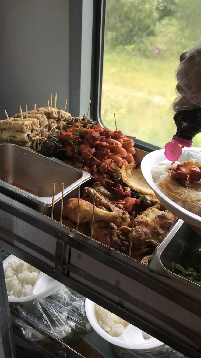 Chuyến xê dịch từ Hà Nội đến Tuy Hòa bằng tàu hỏa của 2 em bé: Đầy trải nghiệm mới mẻ, xinh xẻo và đáng nhớ- Ảnh 4.