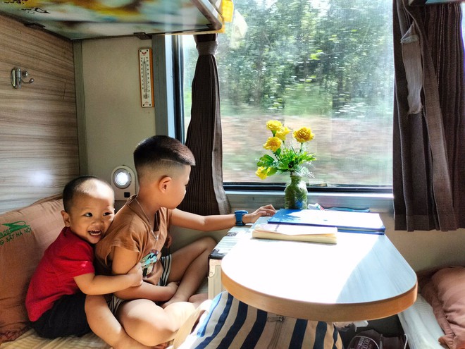 Chuyến xê dịch từ Hà Nội đến Tuy Hòa bằng tàu hỏa của 2 em bé: Đầy trải nghiệm mới mẻ, xinh xẻo và đáng nhớ- Ảnh 2.