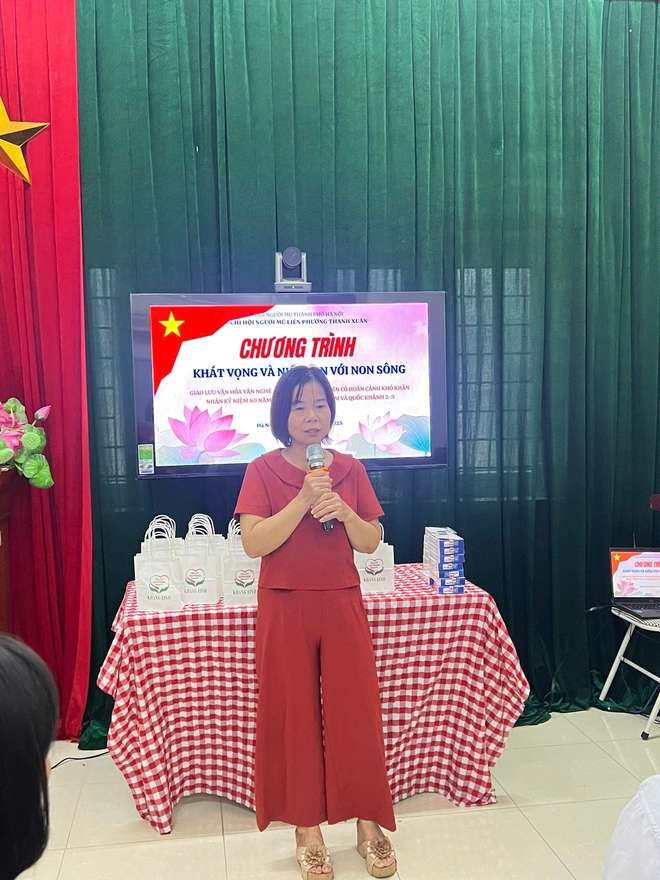 “Khát vọng và niềm tin với non sông": Nơi ánh sáng tỏa ra từ trái tim- Ảnh 4. “Khát vọng và niềm tin với non sông": Nơi ánh sáng tỏa ra từ trái tim- Ảnh 4.