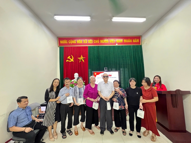 “Khát vọng và niềm tin với non sông": Nơi ánh sáng tỏa ra từ trái tim- Ảnh 6. “Khát vọng và niềm tin với non sông": Nơi ánh sáng tỏa ra từ trái tim- Ảnh 6.
