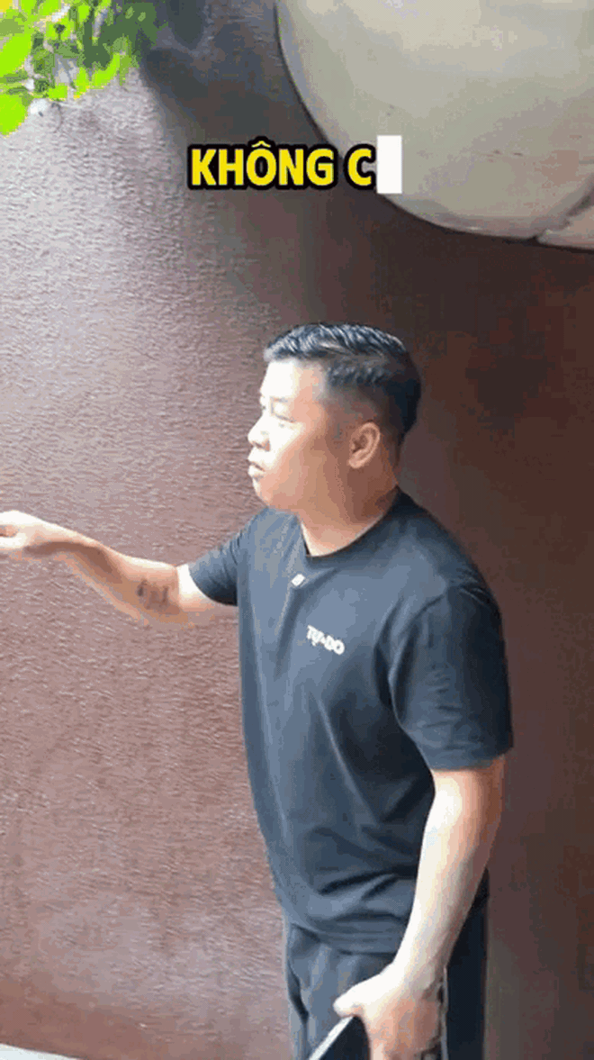 Viral nhất TikTok: Ngôi nhà "bất khả xâm phạm" giữa biển nước Hà Nội nhờ cửa chống ngập 200 triệu, chủ nhà là ông trùm chuỗi Nhậu Tự Do cực hot!- Ảnh 1. Viral nhất TikTok: Ngôi nhà "bất khả xâm phạm" giữa biển nước Hà Nội nhờ cửa chống ngập 200 triệu, chủ nhà là ông trùm chuỗi Nhậu Tự Do cực hot!- Ảnh 1.