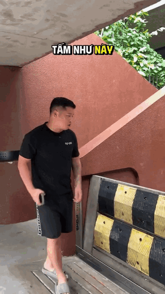 Viral nhất TikTok: Ngôi nhà "bất khả xâm phạm" giữa biển nước Hà Nội nhờ cửa chống ngập 200 triệu, chủ nhà là ông trùm chuỗi Nhậu Tự Do cực hot!- Ảnh 2. Viral nhất TikTok: Ngôi nhà "bất khả xâm phạm" giữa biển nước Hà Nội nhờ cửa chống ngập 200 triệu, chủ nhà là ông trùm chuỗi Nhậu Tự Do cực hot!- Ảnh 2.
