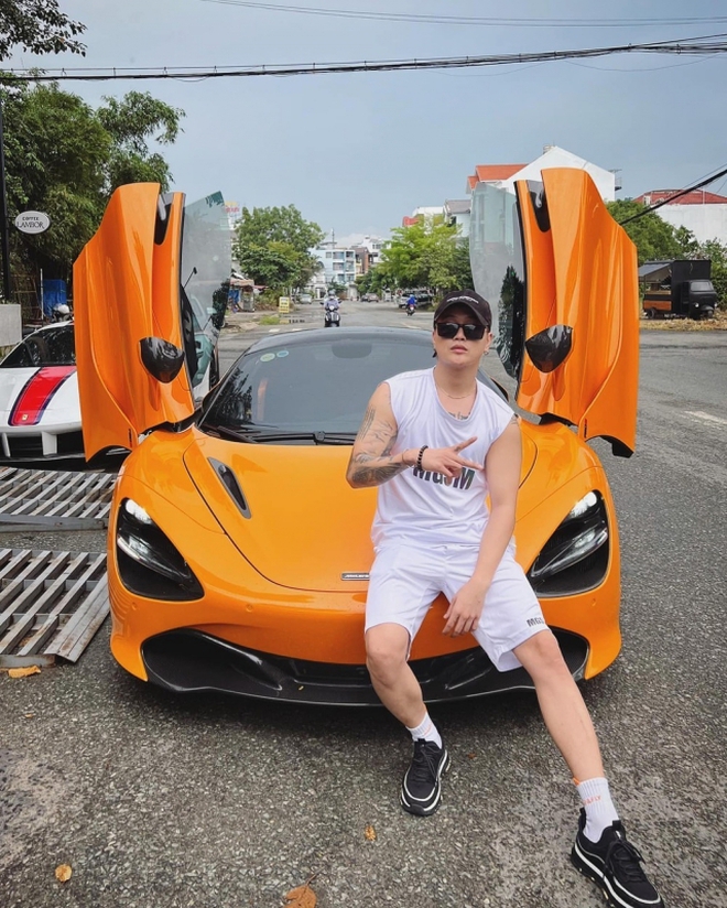 Sao Vbiz “hiện tượng miền Tây” ai cũng biết: Từng là “thảm hoạ” phải vừa diễn vừa khóc, nay thành "phú ông" bên vợ doanh nhân!- Ảnh 9. Sao Vbiz “hiện tượng miền Tây” ai cũng biết: Từng là “thảm hoạ” phải vừa diễn vừa khóc, nay thành "phú ông" bên vợ doanh nhân!- Ảnh 9.