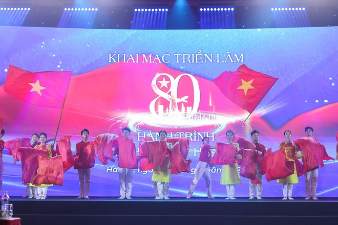 Thủ tướng: Triển lãm 80 năm tôn vinh lịch sử vẻ vang, lan tỏa lòng yêu nước, niềm tự hào, khát vọng vươn mình của dân tộc- Ảnh 4. Thủ tướng: Triển lãm 80 năm tôn vinh lịch sử vẻ vang, lan tỏa lòng yêu nước, niềm tự hào, khát vọng vươn mình của dân tộc- Ảnh 4.
