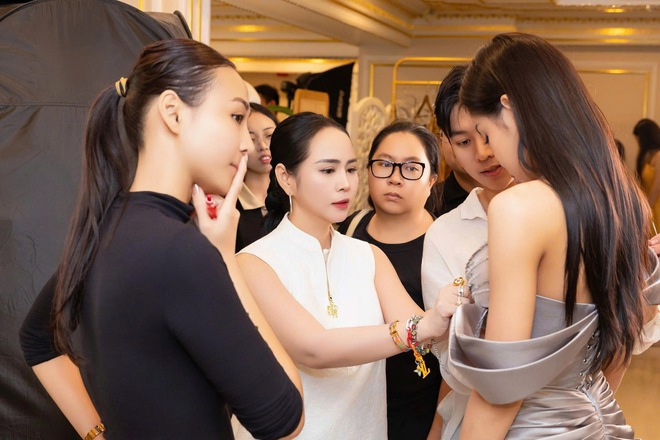 Không khí tất bật hậu trường trước giờ G của Vietnam Beauty Fashion Fest lần thứ 12- Ảnh 2. Không khí tất bật hậu trường trước giờ G của Vietnam Beauty Fashion Fest lần thứ 12- Ảnh 2.