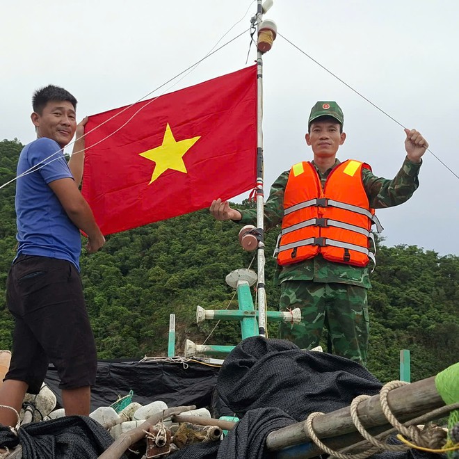 Gia đình cụ ông ở Quảng Ninh tặng 1.000 lá cờ Tổ quốc cho Bộ đội Biên phòng nhân kỷ niệm 80 năm Quốc khánh 2/9- Ảnh 2. Gia đình cụ ông ở Quảng Ninh tặng 1.000 lá cờ Tổ quốc cho Bộ đội Biên phòng nhân kỷ niệm 80 năm Quốc khánh 2/9- Ảnh 2.