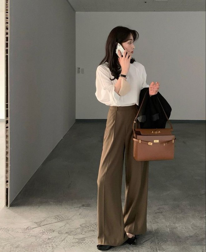 Chiếc quần phổ biến nơi công sở nhưng rất “hại” lich bong da truc tiep dáng của chị em sau 35- Ảnh 5.