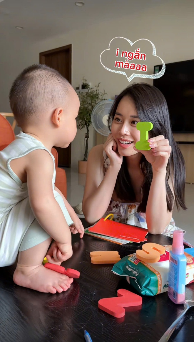 "Cậu cả" Leon nhà MC Ngô Mai Phương mới 18 tháng đã thuộc làu làu cả bảng chữ cái: Bí quyết chỉ có giá 215k mà thôi!- Ảnh 5.