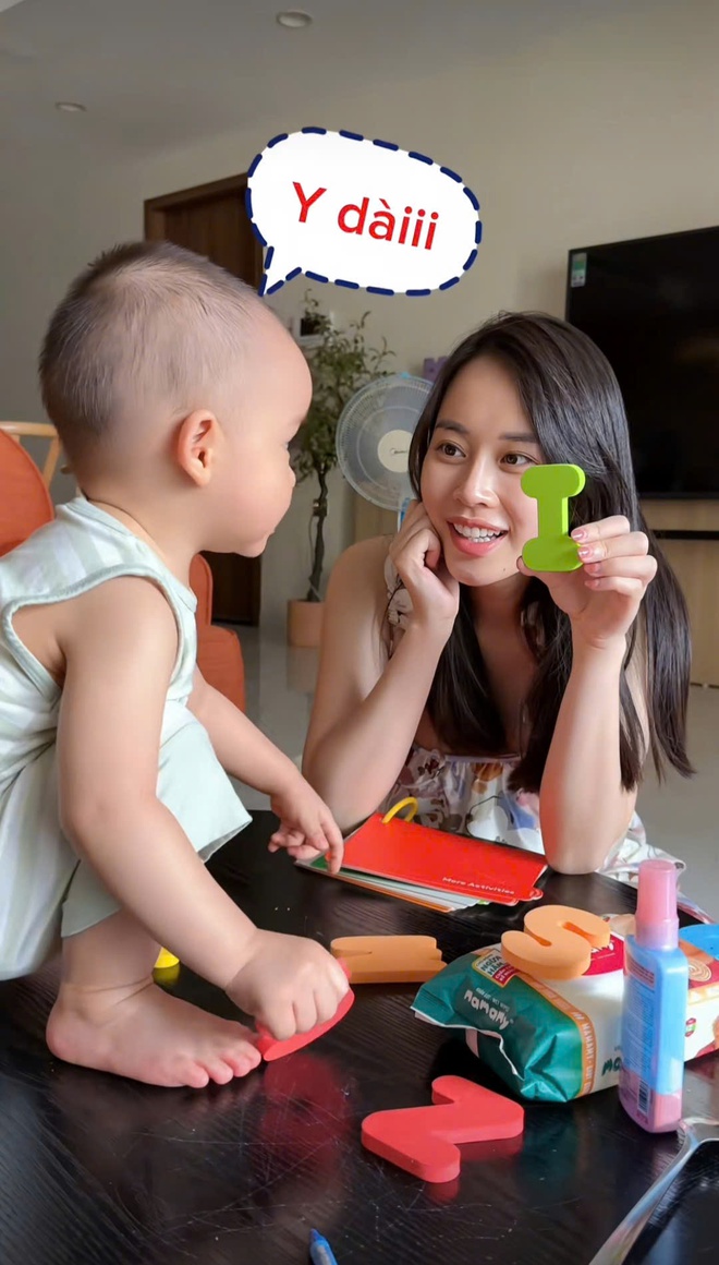 "Cậu cả" Leon nhà MC Ngô Mai Phương mới 18 tháng đã thuộc làu làu cả bảng chữ cái: Bí quyết chỉ có giá 215k mà thôi!- Ảnh 4.