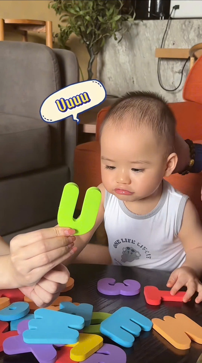 "Cậu cả" Leon nhà MC Ngô Mai Phương mới 18 tháng đã thuộc làu làu cả bảng chữ cái: Bí quyết chỉ có giá 215k mà thôi!- Ảnh 2.