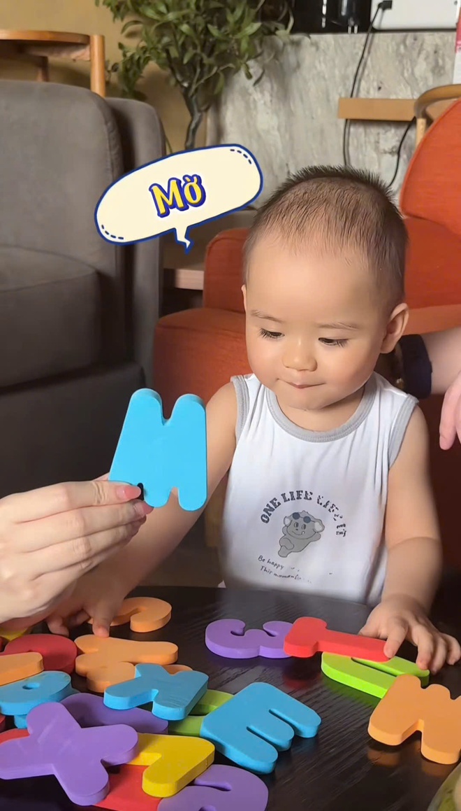 "Cậu cả" Leon nhà MC Ngô Mai Phương mới 18 tháng đã thuộc làu làu cả bảng chữ cái: Bí quyết chỉ có giá 215k mà thôi!- Ảnh 3.