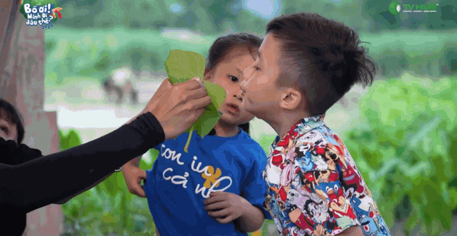"Bố ơi mình đi đâu thế?" tập 12: Neko Lê đưa các con trở về tuổi thơ trong veo với vòng tay lá sắn- Ảnh 7. "Bố ơi mình đi đâu thế?" tập 12: Neko Lê đưa các con trở về tuổi thơ trong veo với vòng tay lá sắn- Ảnh 7.