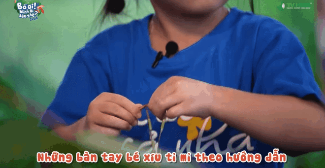 "Bố ơi mình đi đâu thế?" tập 12: Neko Lê đưa các con trở về tuổi thơ trong veo với vòng tay lá sắn- Ảnh 8. "Bố ơi mình đi đâu thế?" tập 12: Neko Lê đưa các con trở về tuổi thơ trong veo với vòng tay lá sắn- Ảnh 8.