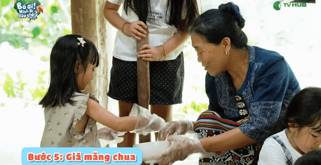 "Bố ơi mình đi đâu thế?" tập 12: Neko Lê đưa các con trở về tuổi thơ trong veo với vòng tay lá sắn- Ảnh 18. "Bố ơi mình đi đâu thế?" tập 12: Neko Lê đưa các con trở về tuổi thơ trong veo với vòng tay lá sắn- Ảnh 18.