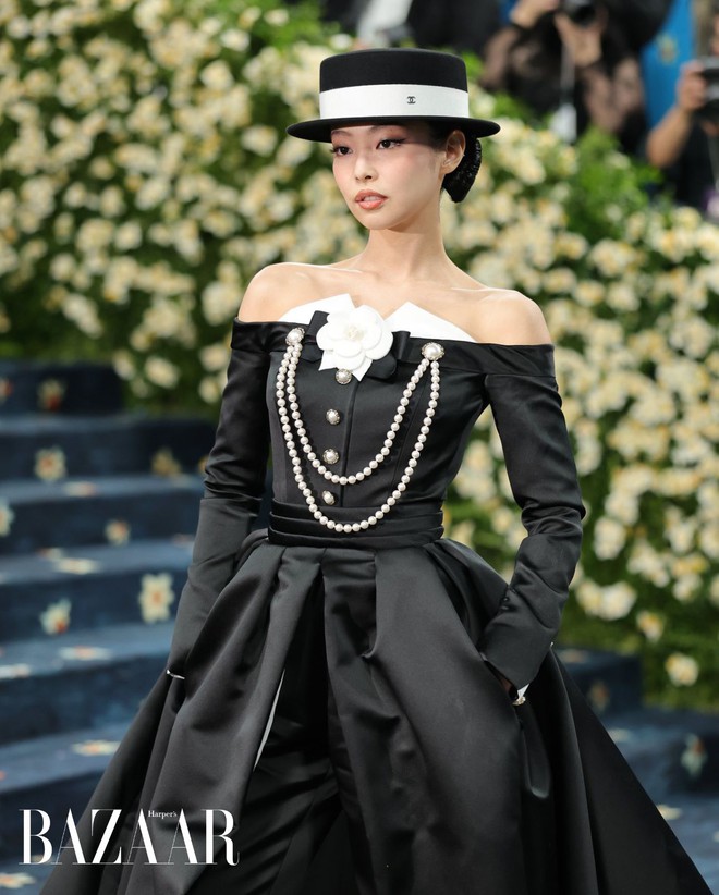 Rộ trào lưu tiêm vai móc áo giống Jennie- Ảnh 2. Rộ trào lưu tiêm vai móc áo giống Jennie- Ảnh 2.