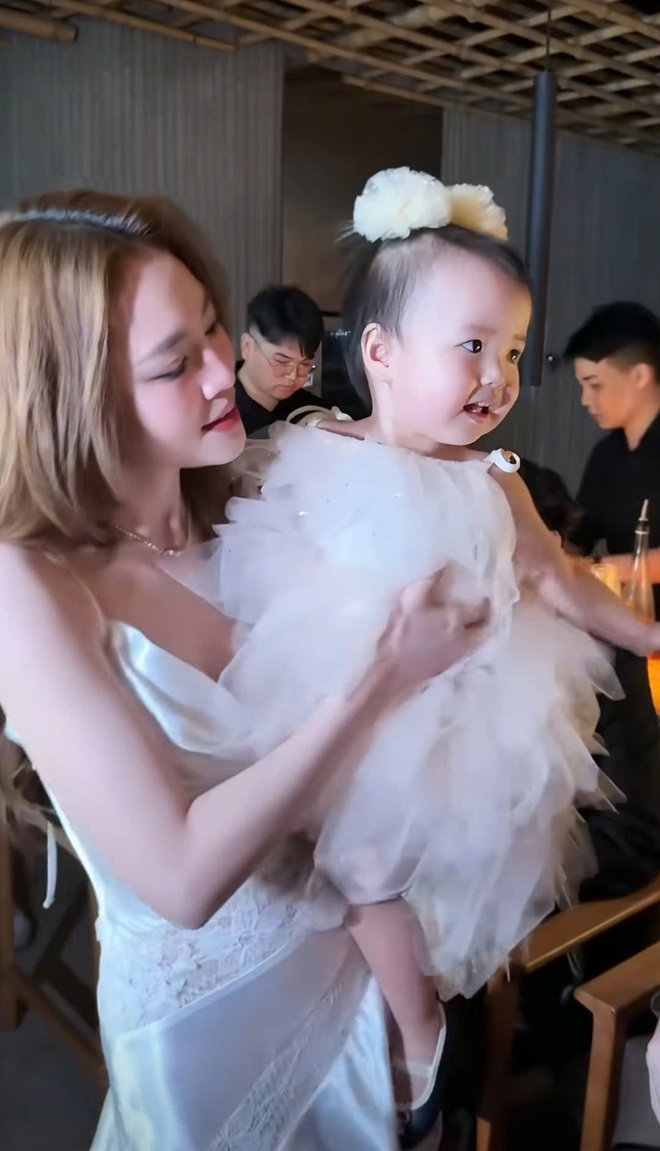 1 bé gái bỗng dưng gọi Ninh Dương Lan Ngọc là "mẹ", sự thật là gì?- Ảnh 6. 1 bé gái bỗng dưng gọi Ninh Dương lich bong da truc tiep Ngọc là "mẹ", sự thật là gì?- Ảnh 6.