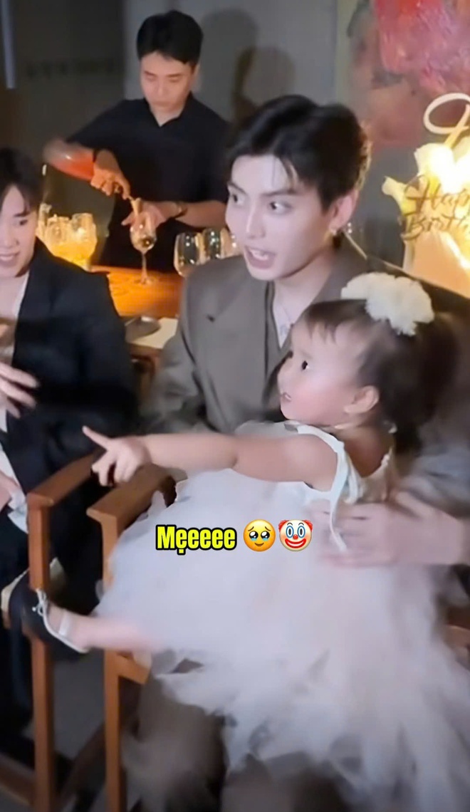 1 bé gái bỗng dưng gọi Ninh Dương Lan Ngọc là "mẹ", sự thật là gì?- Ảnh 2. 1 bé gái bỗng dưng gọi Ninh Dương lich bong da truc tiep Ngọc là "mẹ", sự thật là gì?- Ảnh 2.