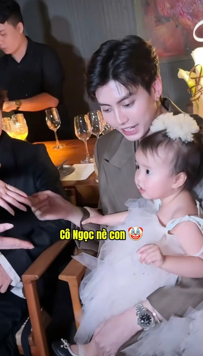 1 bé gái bỗng dưng gọi Ninh Dương Lan Ngọc là "mẹ", sự thật là gì?- Ảnh 1. 1 bé gái bỗng dưng gọi Ninh Dương lich bong da truc tiep Ngọc là "mẹ", sự thật là gì?- Ảnh 1.