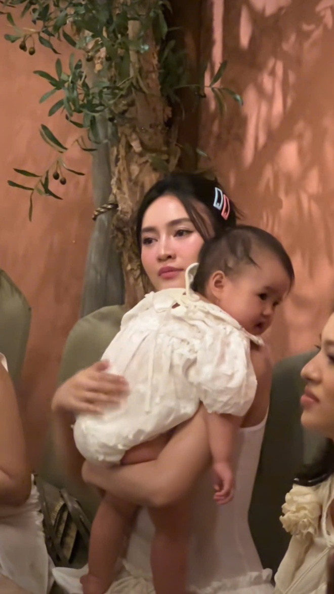 1 bé gái bỗng dưng gọi Ninh Dương Lan Ngọc là "mẹ", sự thật là gì?- Ảnh 5. 1 bé gái bỗng dưng gọi Ninh Dương lich bong da truc tiep Ngọc là "mẹ", sự thật là gì?- Ảnh 5.