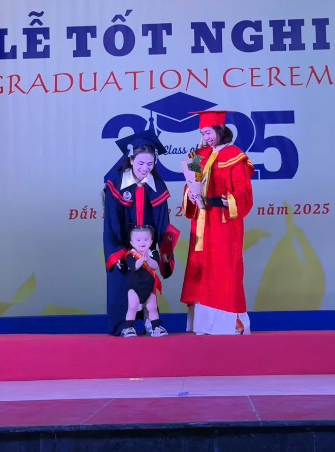 Clip: Bé gái đội mũ cử nhân, lon ton theo mẹ nhận bằng tốt nghiệp, Clip: Bé gái đội mũ cử nhân, lon ton theo mẹ nhận bằng tốt nghiệp,