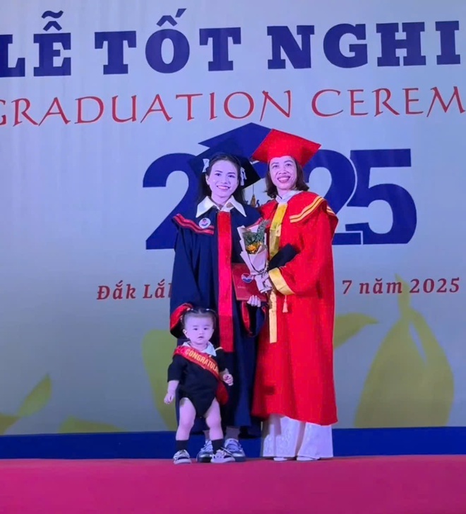 Clip: Bé gái đội mũ cử nhân, lon ton theo mẹ nhận bằng tốt nghiệp, Clip: Bé gái đội mũ cử nhân, lon ton theo mẹ nhận bằng tốt nghiệp,
