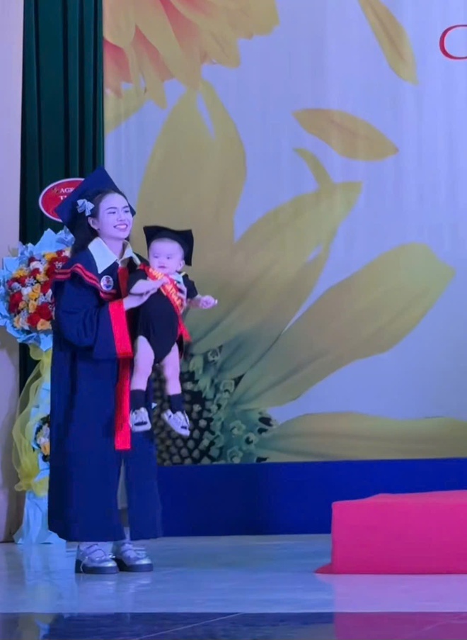 Clip: Bé gái đội mũ cử nhân, lon ton theo mẹ nhận bằng tốt nghiệp, Clip: Bé gái đội mũ cử nhân, lon ton theo mẹ nhận bằng tốt nghiệp,