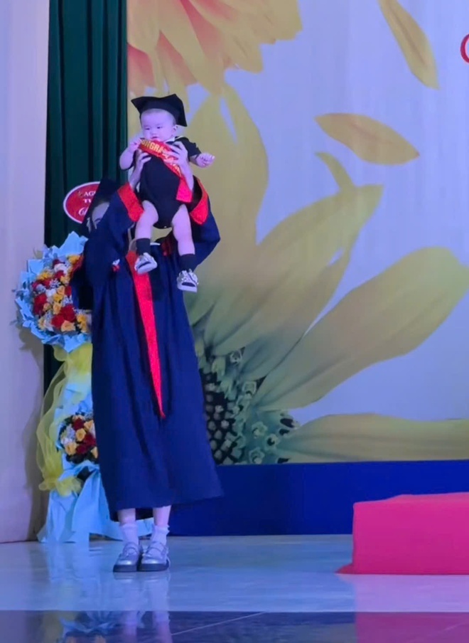Clip: Bé gái đội mũ cử nhân, lon ton theo mẹ nhận bằng tốt nghiệp, Clip: Bé gái đội mũ cử nhân, lon ton theo mẹ nhận bằng tốt nghiệp,